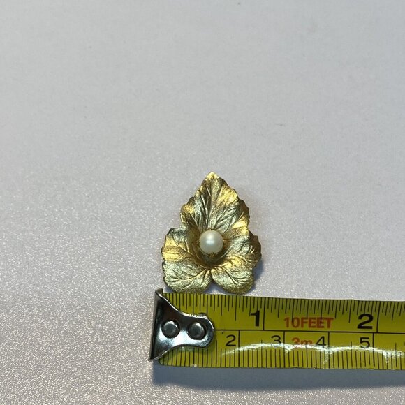 Vintage Sarah Coventry Small Leaf Faux Pearl Pin Brooch Gold Tone Textured - Picture 6 of 7